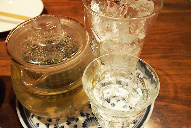 極上烏龍茶割セット。焼酎の入ったグラスにお好みで入れたて烏龍茶を注ぐスタイル。おしゃれ。