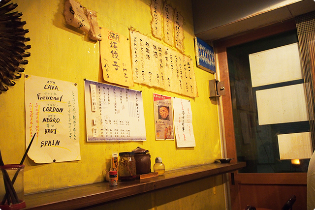 Look at this menu on the wall! It`s so classic!! I love!