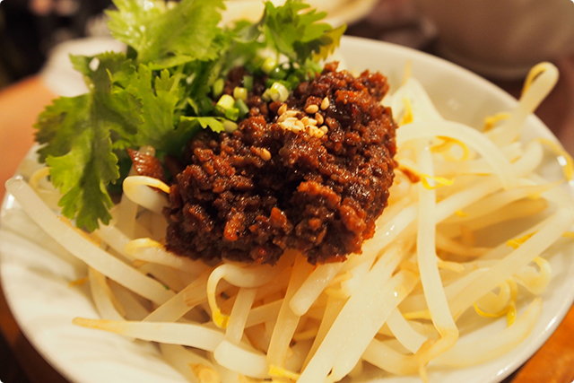 Here we go xD the first appetizer is ‘Shansai Moyashi Nikumiso’ (Boiled bean sprouts with coriander and Miso flavored minced meat) 