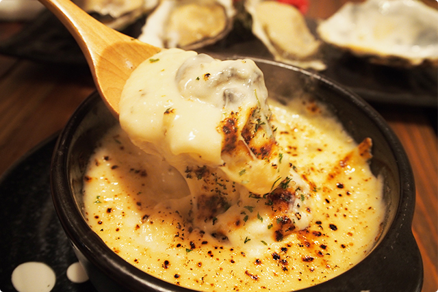 中からとろ～り牡蠣が現れる！使用されているチーズはモッツァレラですね！これが牡蠣ととてもマッチしていて味を高めてます！牡蠣は広田産とのこと。