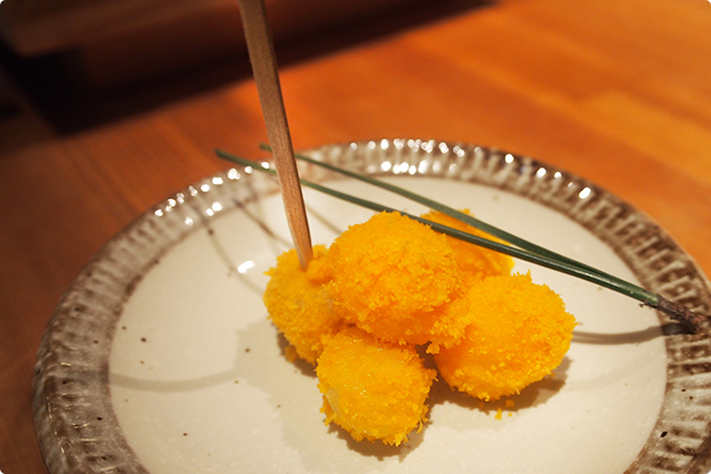 ほろ苦い銀杏にコクのあるミモレットがすごい合う。これは初めて食べる味ですね！いくつでもいけちゃう！女子ふたりも大絶賛。