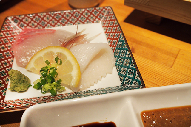 烏賊そうめんは手前の納豆醤油と合わせていただく。これ、おうちでマネしていいですかね！？