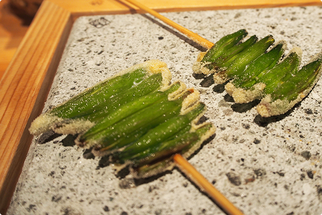 片面に衣がついたスタイル、金針菜独特の食感を楽しんでということなのか。たしかに柔らかく、それでも歯ごたえのある食感が伝わる美味しい野菜。ししとうをもう少し柔らかくした感じかな？