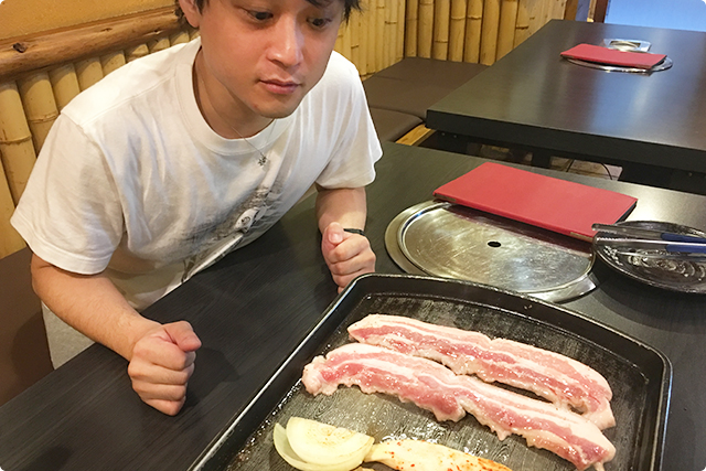 分厚いお肉をこんがりとね！