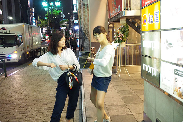 At the entrance! They are ready for Kinoko Shabushabu!