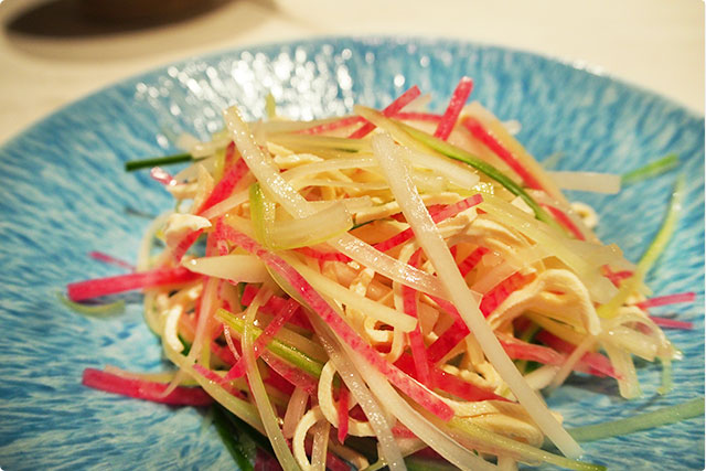 細切りにした野菜の中に細切りの湯葉がはいっているのかな？これがアクセントになっていてとても美味しい。てかおしゃれ。